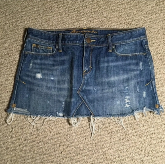 🎉 Abercrombie and Fitch distressed jean mini skirt size 2 - Picture 1 of 10